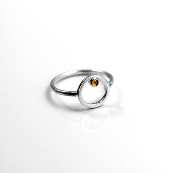 minimalistinis sidabrinis žiedas su citrinu