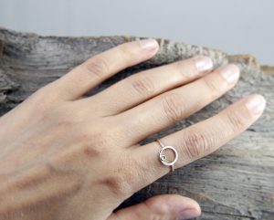 Minimalistinis sidabrinis žiedas su brangakmeniu
