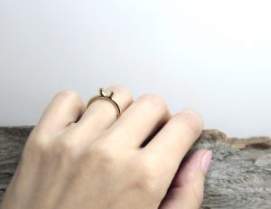 minimalistinis auksinis žiedas "Miegantis Mėnulis"