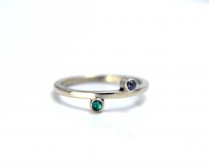 Minimalistinis auks žiedas su safyru ir smaragdu