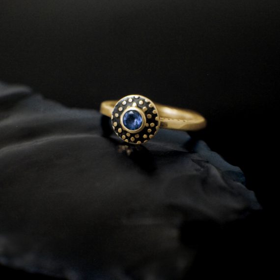 Auksinis žiedas "Boružėlė" su safyru